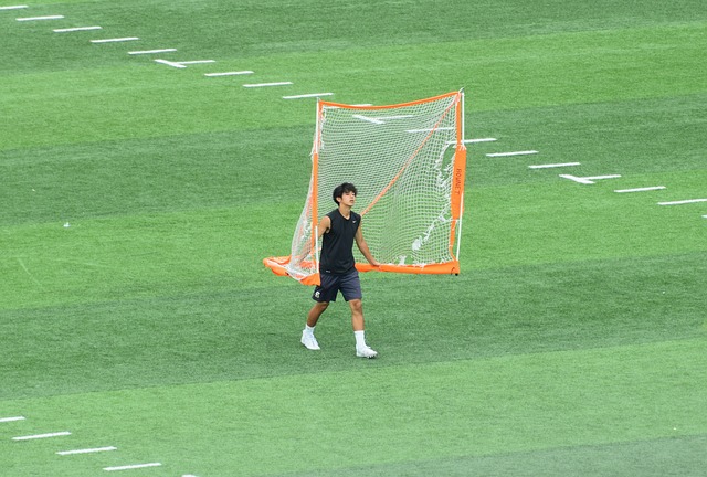 他不仅射门